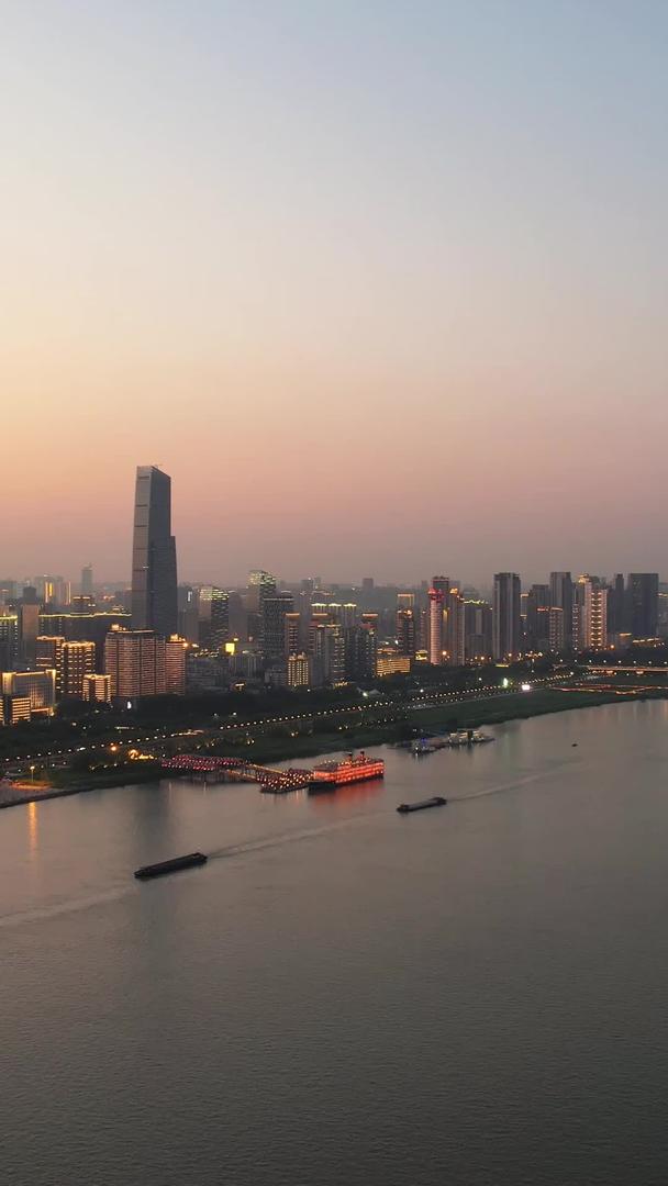 航拍城市武汉夜景客运码头旅游船交通街景人流素材视频的预览图