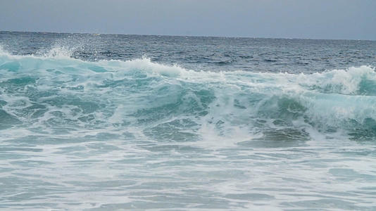 海洋海浪翻滚袭来实景拍摄视频的预览图