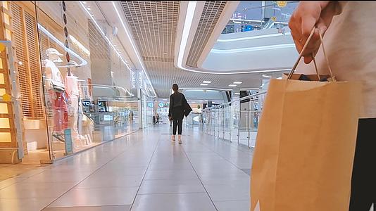 周末商场拎着购物袋逛街的人视频的预览图