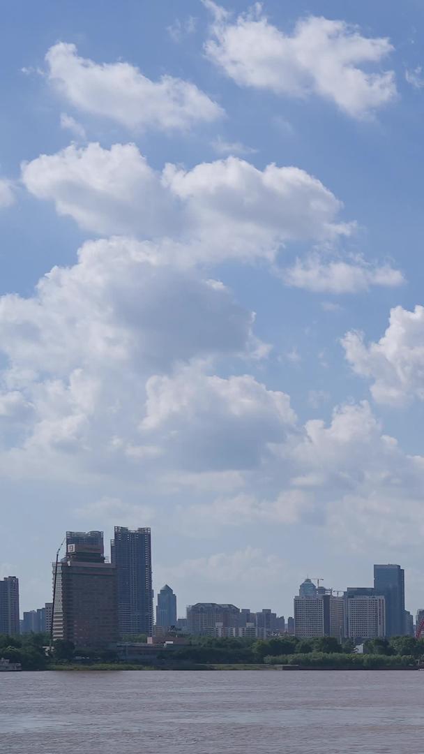 延时摄影蓝天白云自然风光天空码头游船长江江景素材视频的预览图