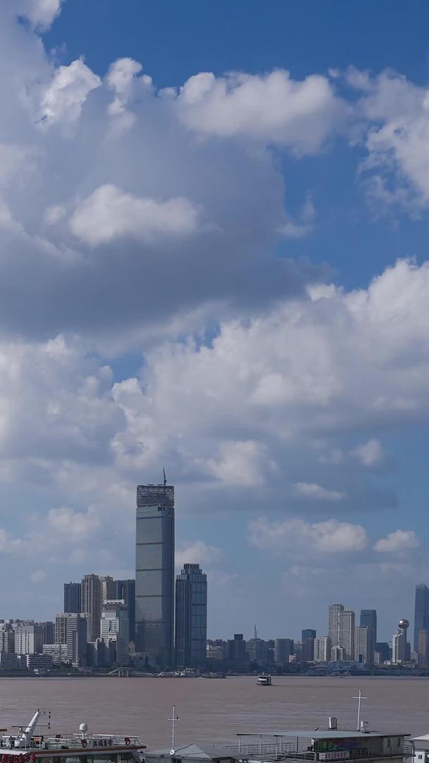 延时摄影蓝天白云自然风光天空码头游船长江江景素材视频的预览图