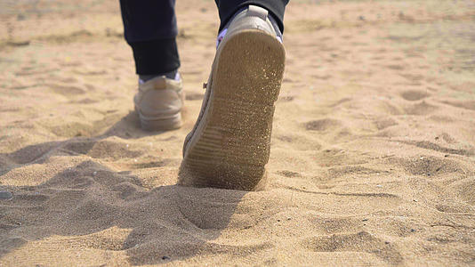 4k实拍海边沙滩脚步升格镜头视频的预览图