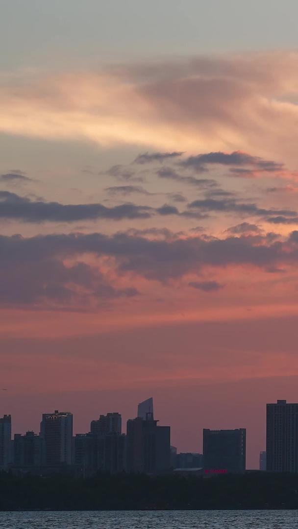 延迟摄影夕阳天空自然湖景地标城市天际线素材视频的预览图