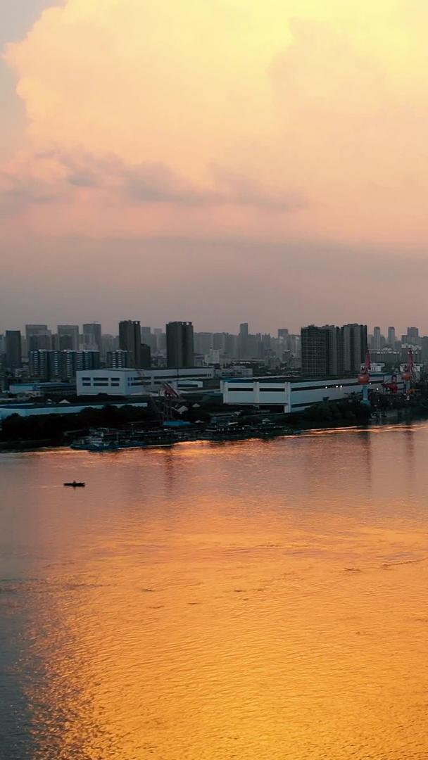 长江大桥交通视频素材在航拍的极致晚霞下视频的预览图