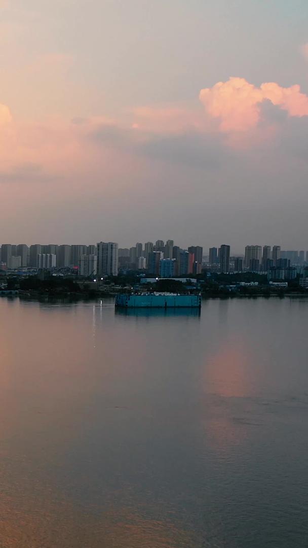 长江大桥交通视频素材在航拍的极致晚霞下视频的预览图