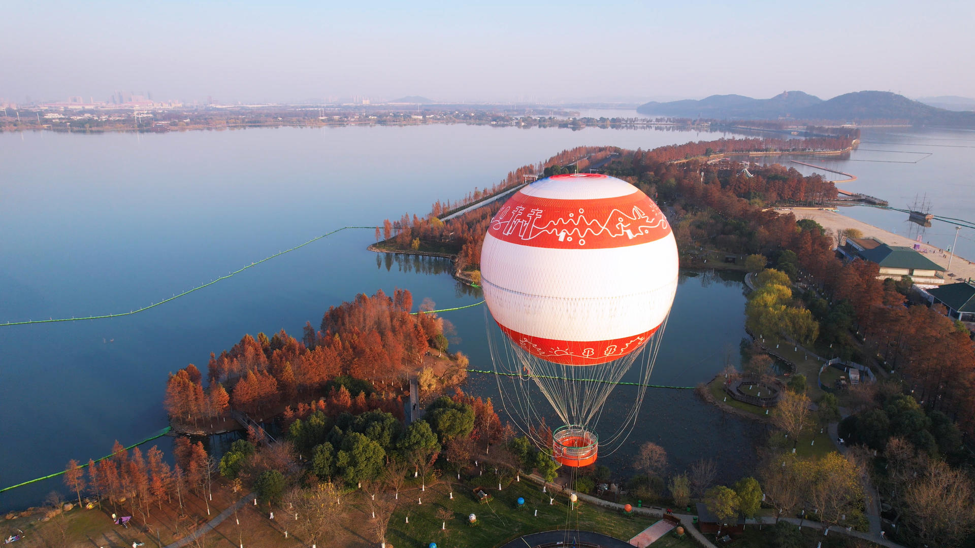 航拍城市秋天湖景绿道热气球4k素材视频的预览图