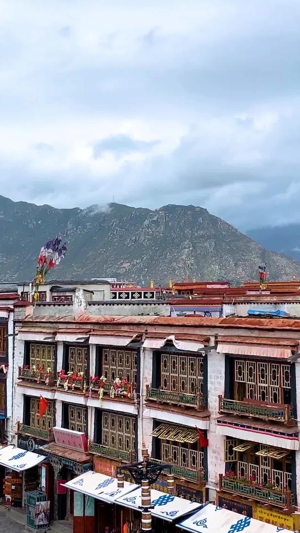 著名的西藏拉萨八廓街景延时视频视频的预览图