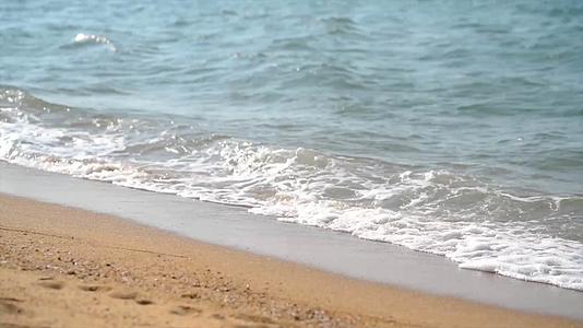 4K升格慢动作夏季大海海浪扑打沙滩视频的预览图
