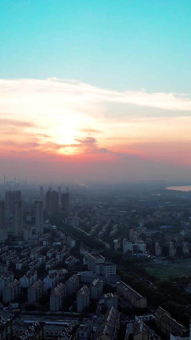 城市日出的实拍视频的预览图