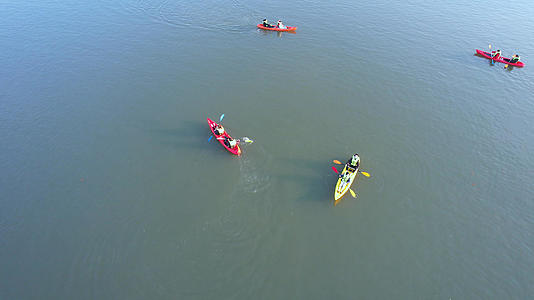 航拍城市公园湖景划船娱乐健身运动4k素材视频的预览图