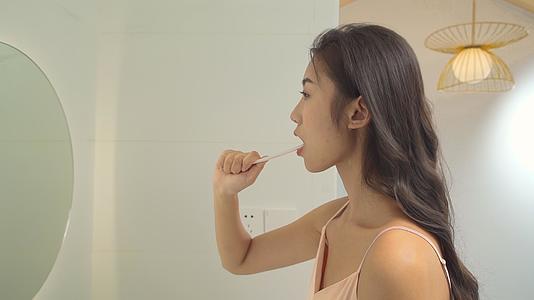 女性在卫生间刷牙视频的预览图