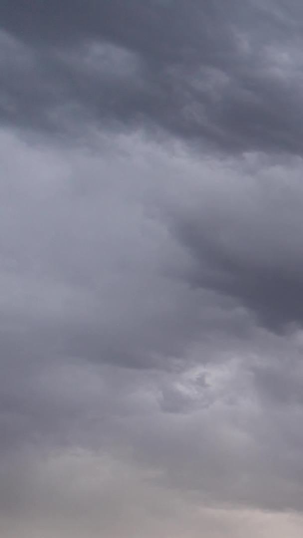 雨后延迟乌鲁木齐地窝堡机场视频的预览图