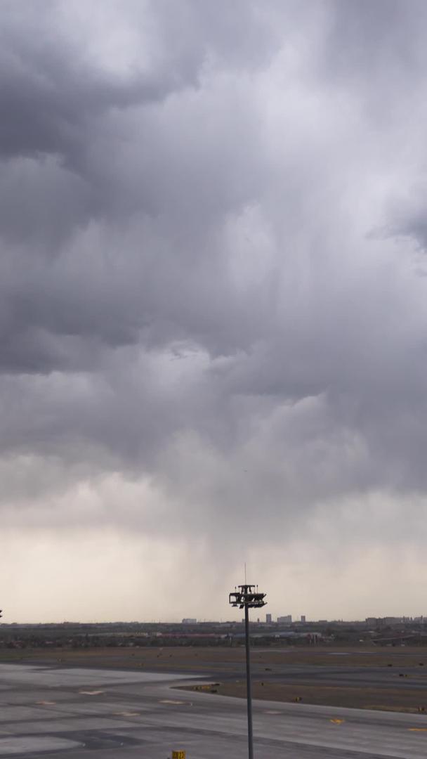 雨后延迟乌鲁木齐地窝堡机场视频的预览图