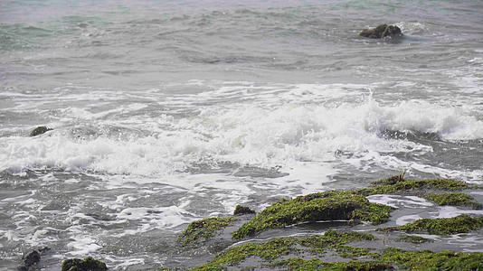 4k实拍青岛石老人风景区海浪视频素材视频的预览图
