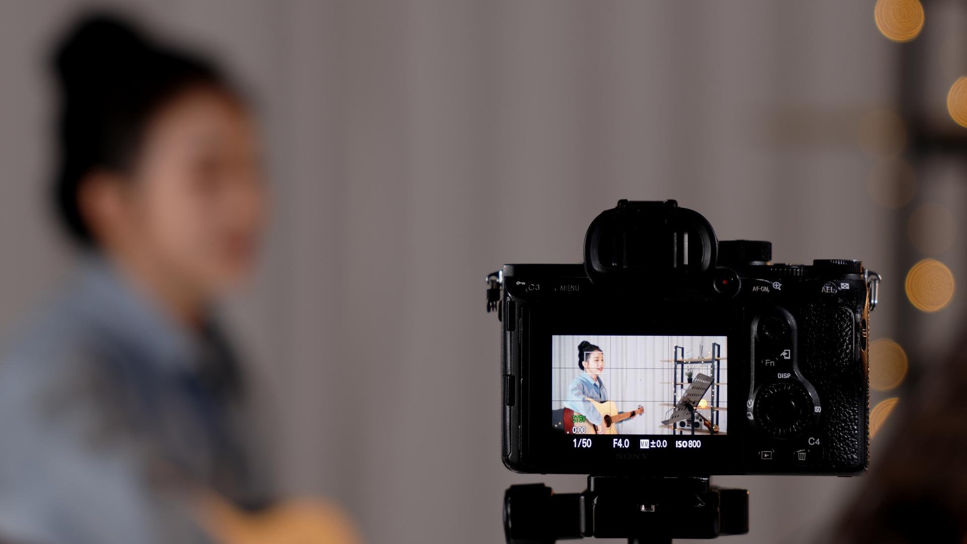 相机中抱着吉他的弹唱女孩视频的预览图