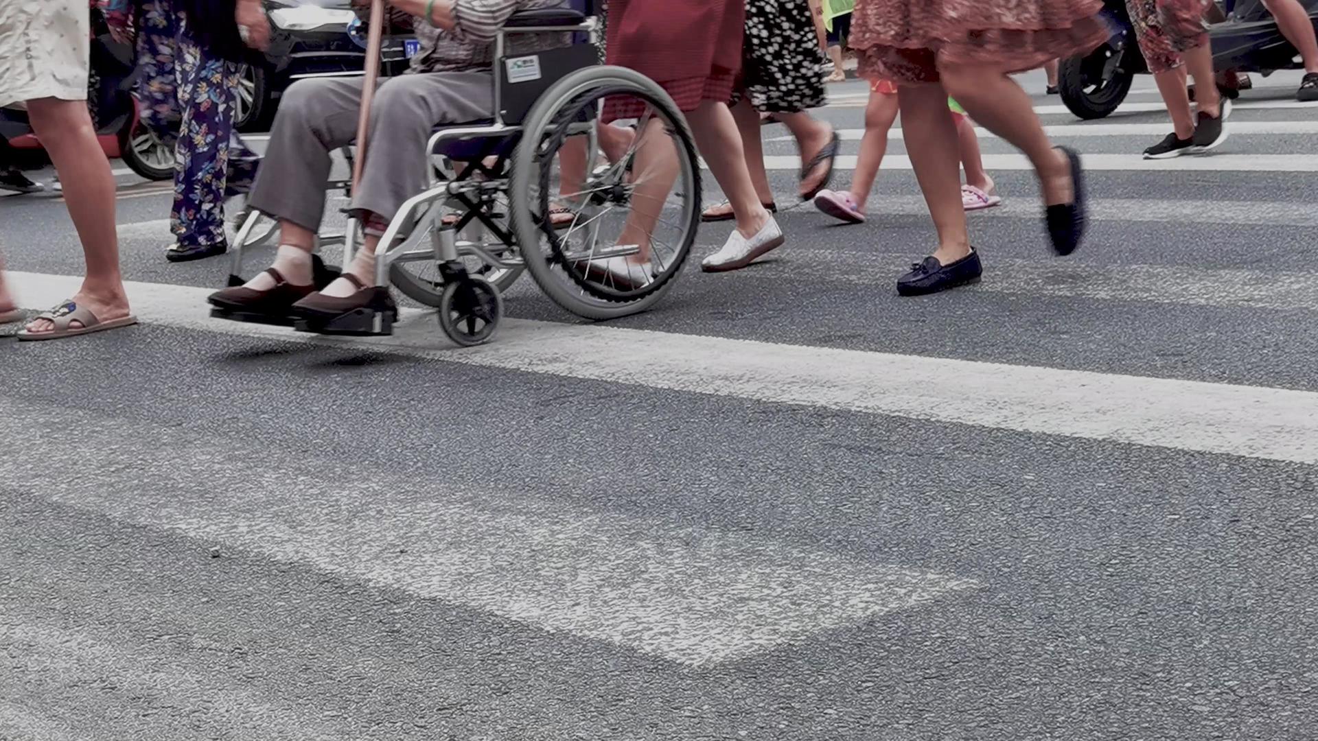 4K人行横道斑马线过马路视频素材视频的预览图