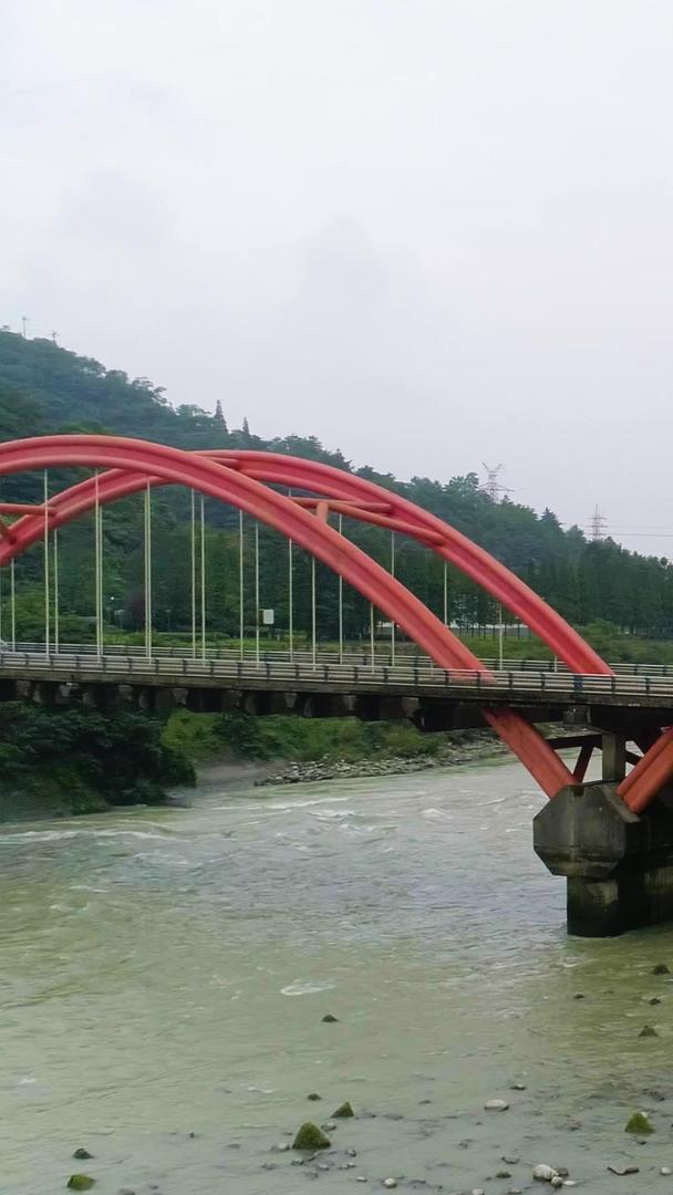 航拍是都江堰兖江大桥视频的预览图