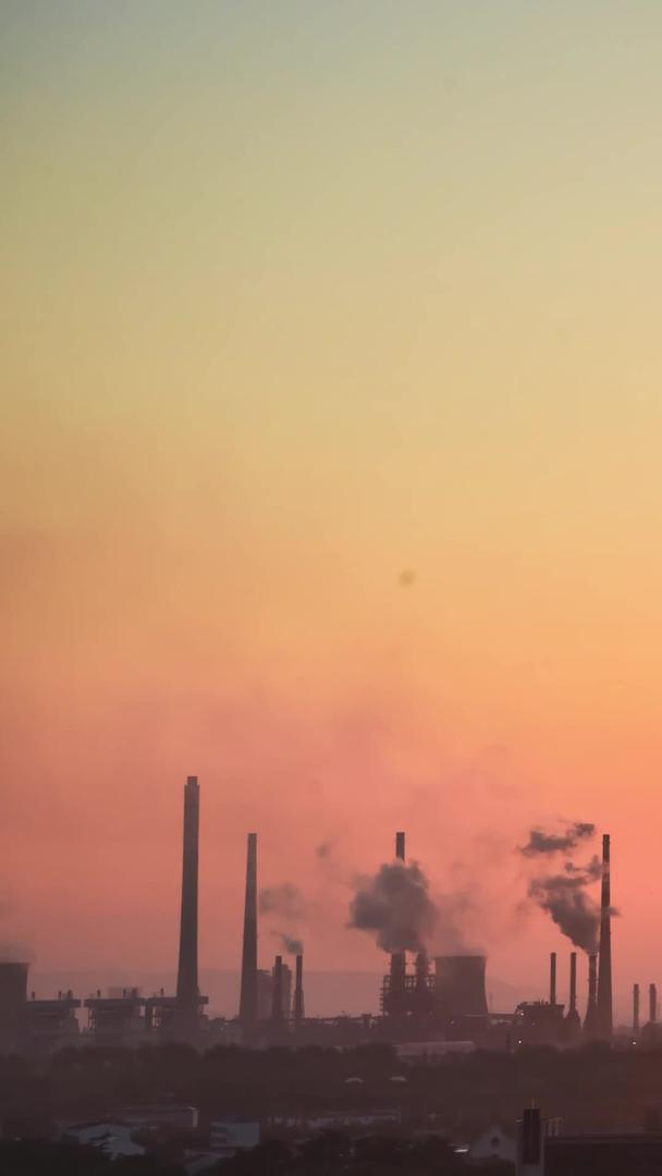 实拍化工厂污染排放日出太阳升起视频的预览图