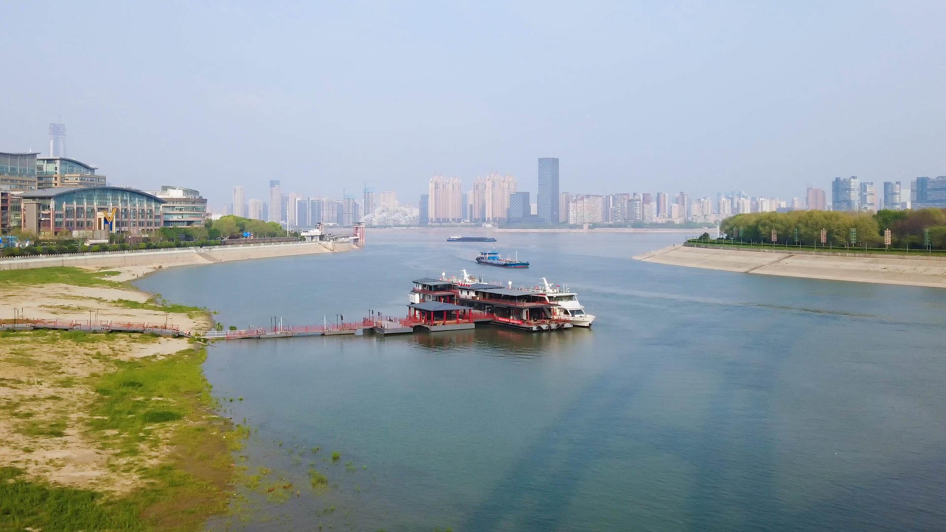 汉江与长江交汇处武汉汉口龙王庙轮渡码头视频的预览图