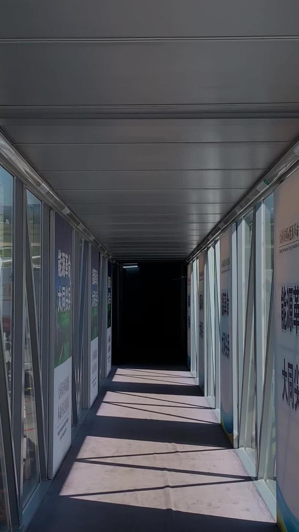 机场登机廊桥实拍视频视频的预览图