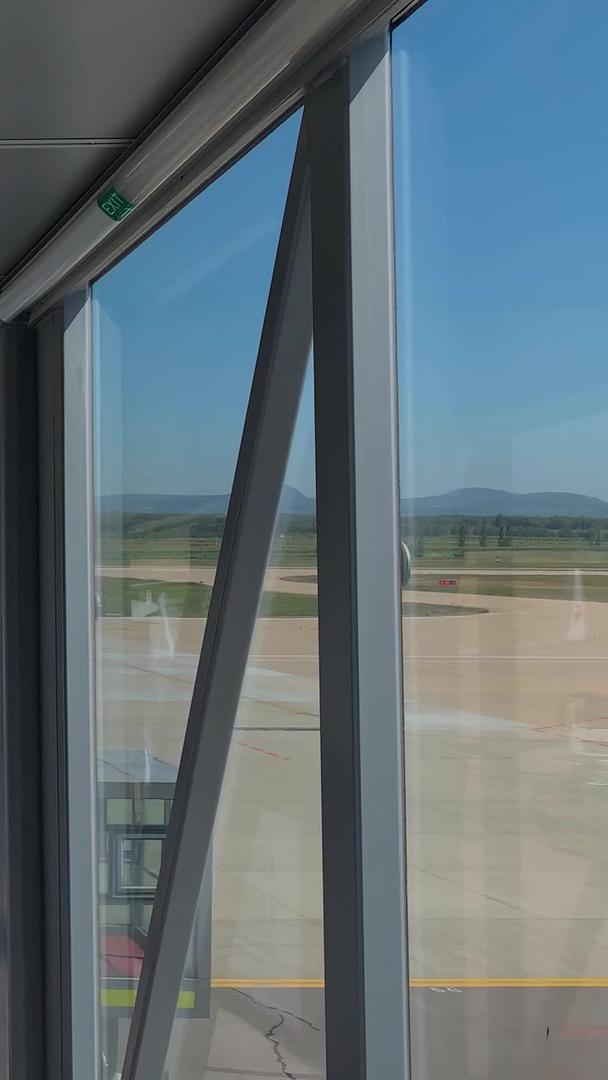 机场登机廊桥实拍视频视频的预览图