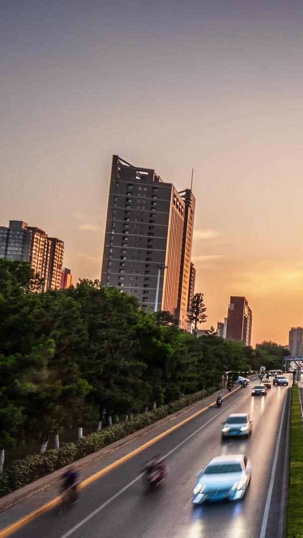 夕阳城市交通延迟视频的预览图