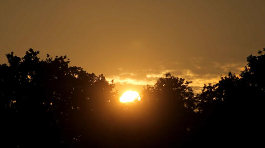 傍晚黄昏太阳日落延迟拍摄视频的预览图