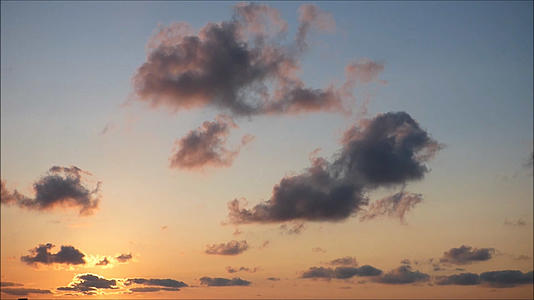 傍晚黄昏天空云朵飘动延迟拍摄视频的预览图
