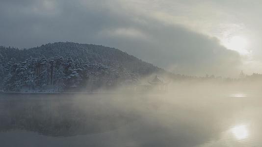冬天的庐山如琴湖延时摄影视频的预览图