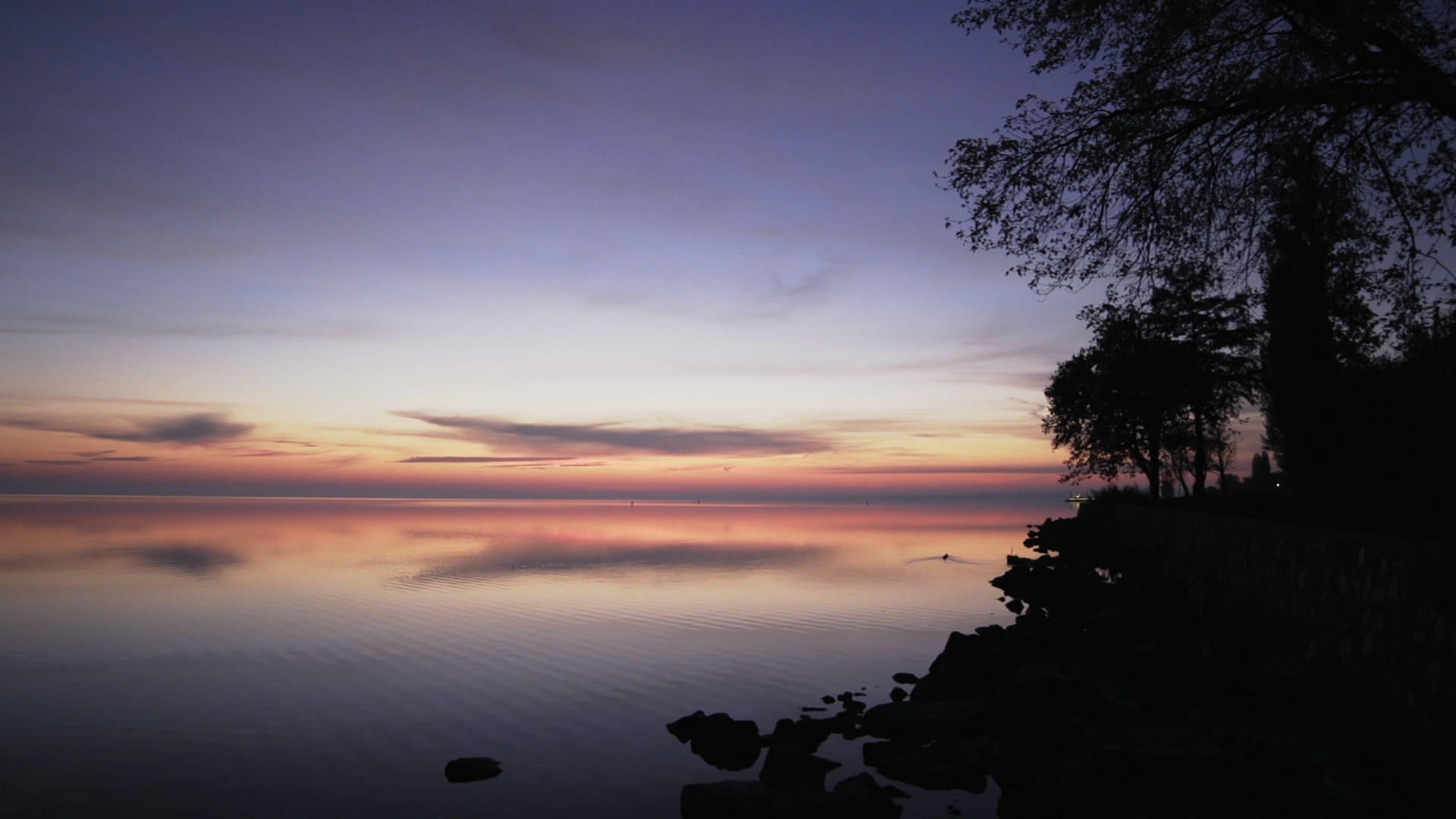 清晨黎明日出太阳升起平静湖面视频的预览图