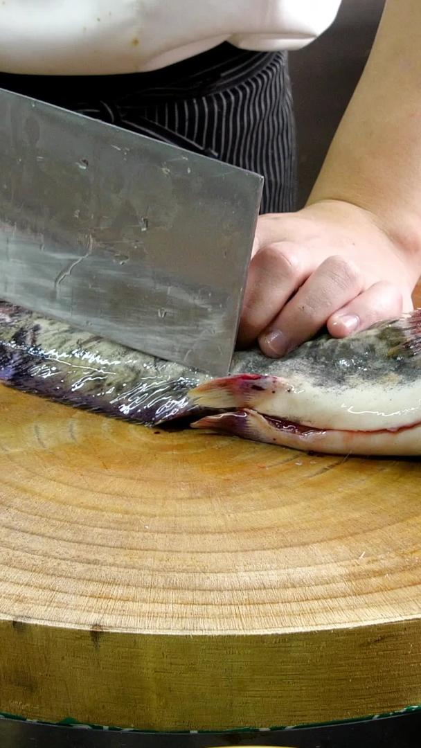 厨师切鲢鱼处理生鲜下厨准备食材视频的预览图