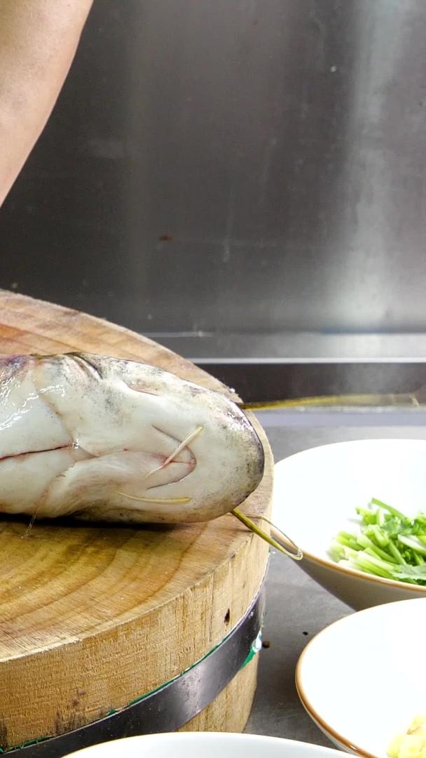 厨师切鲢鱼处理生鲜下厨准备食材视频的预览图