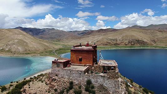 西藏羊湖中的寺庙日托寺航拍视频视频的预览图
