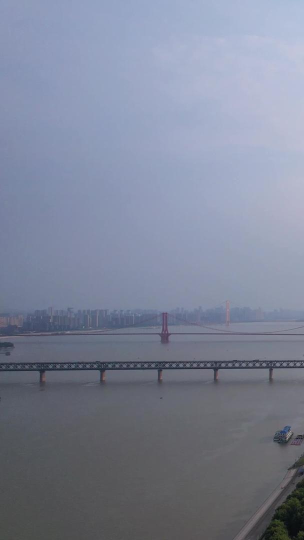武汉龙王庙码头两江交汇处航拍城市长江最危险的旅游素材视频的预览图