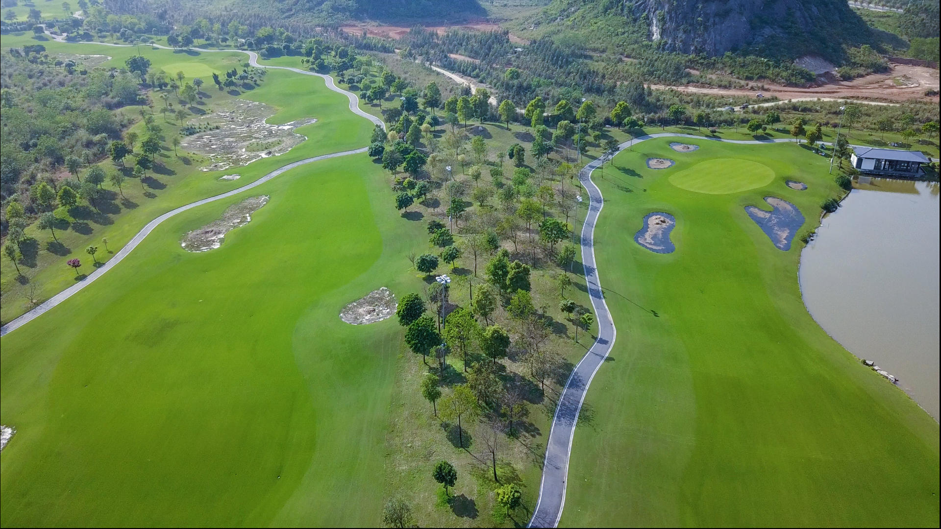 4k高清航拍高尔夫球场风景绿地春天视频的预览图