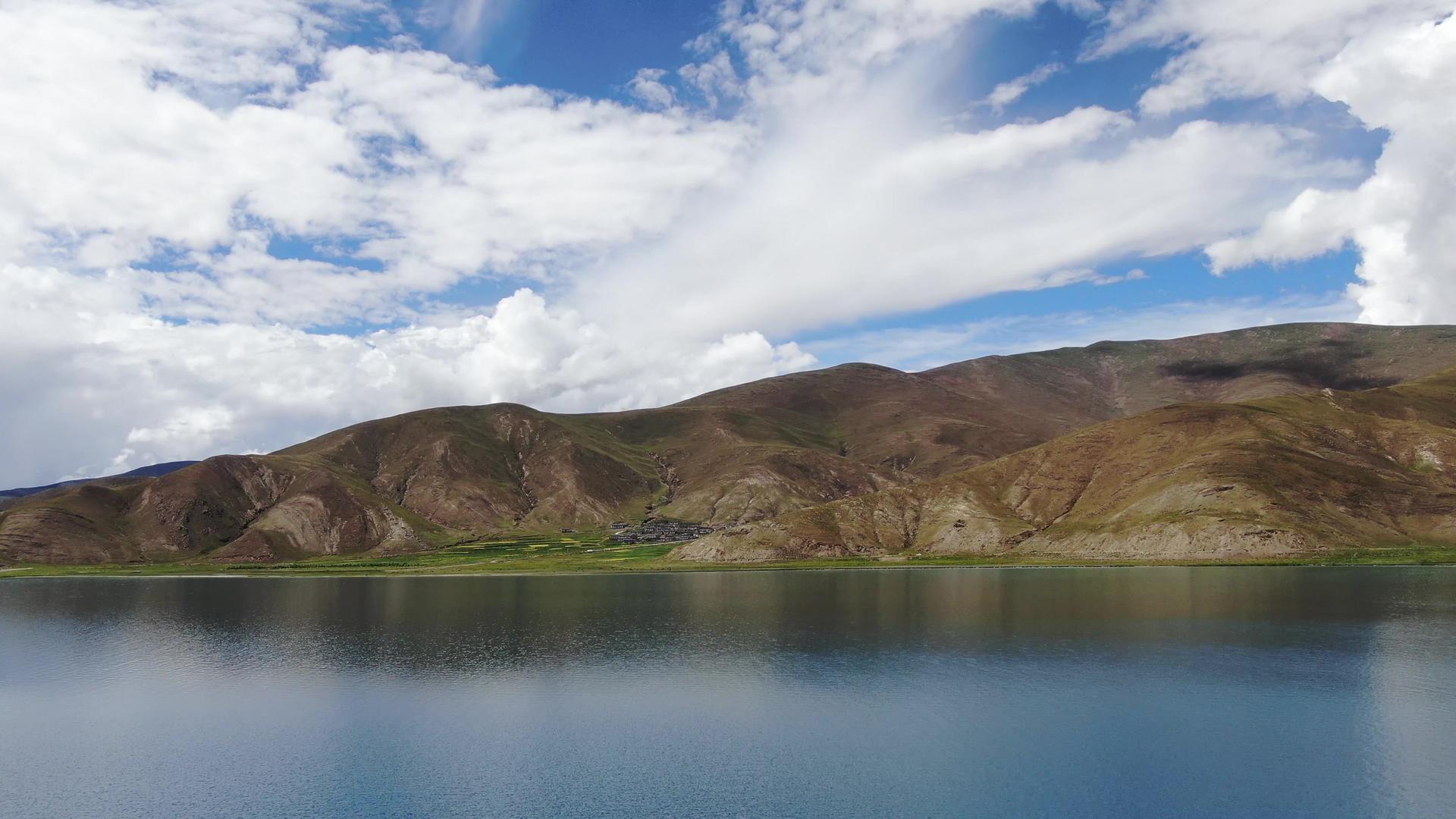 高原湖泊边上的村落航拍视频视频的预览图