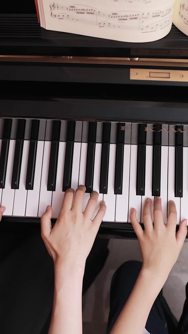合奏钢琴的俯拍视频的预览图