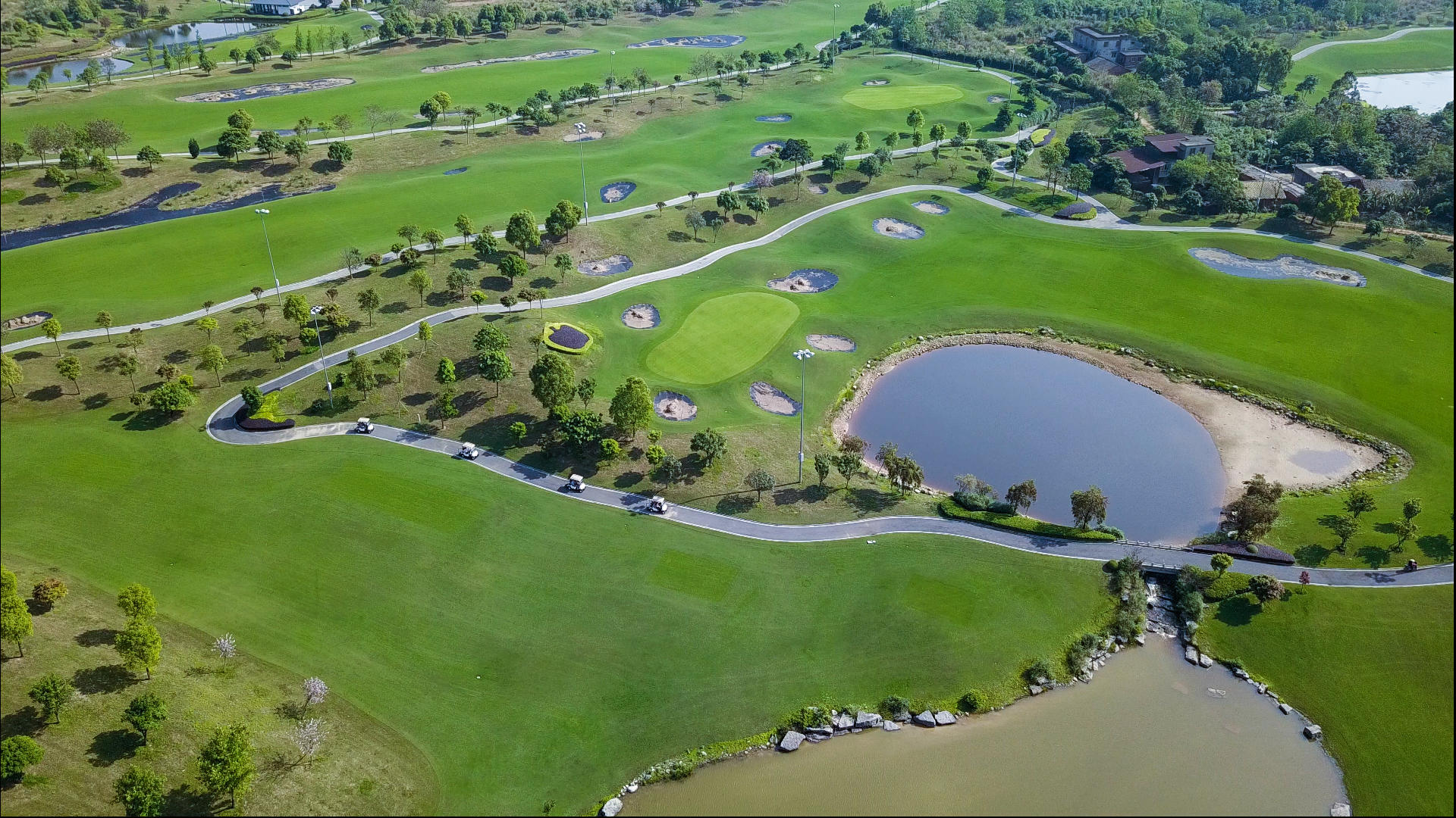 高尔夫小车4k高清航拍高尔夫球场风景风光户外绿色春天视频的预览图