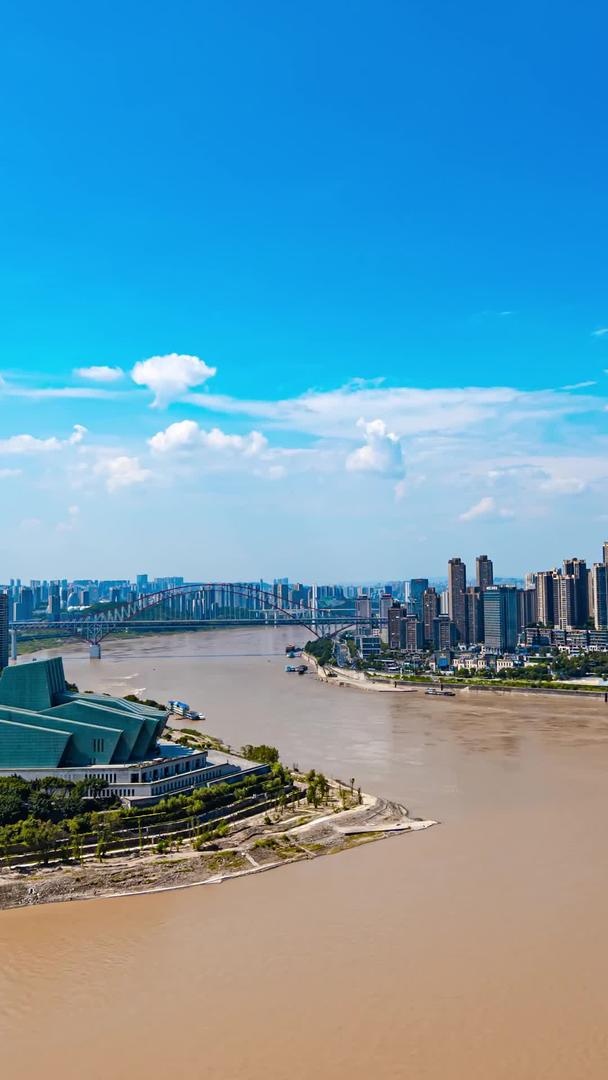 重庆长江城市大气延迟蓝天白云视频的预览图
