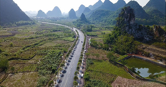 4k高清航拍桂林山景公路汽车跟拍风光公路视频的预览图