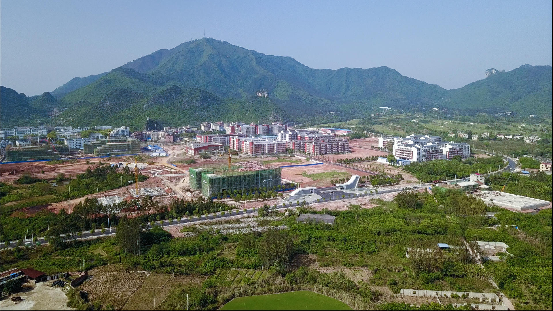 4k高清航拍桂林航天学院视频的预览图