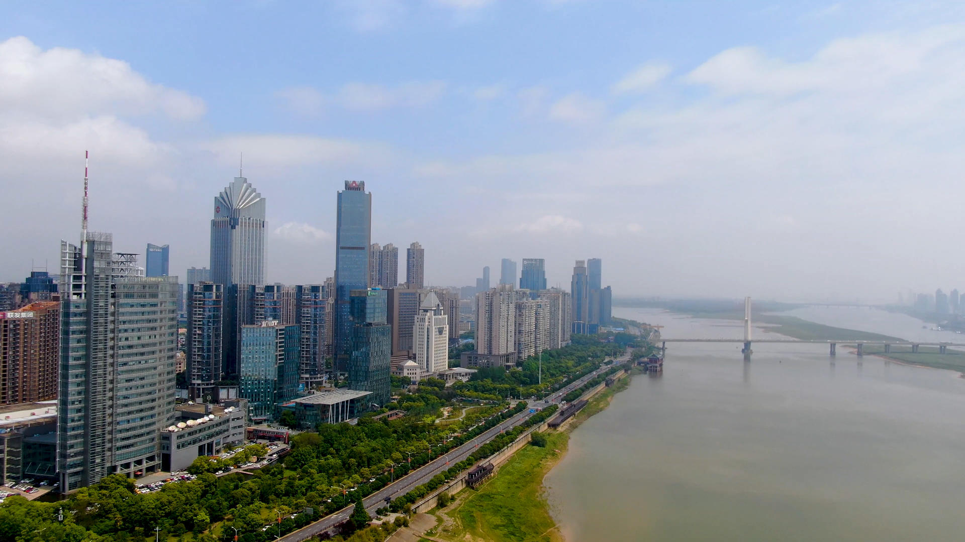 4K航拍南昌赣江城市天际线视频的预览图