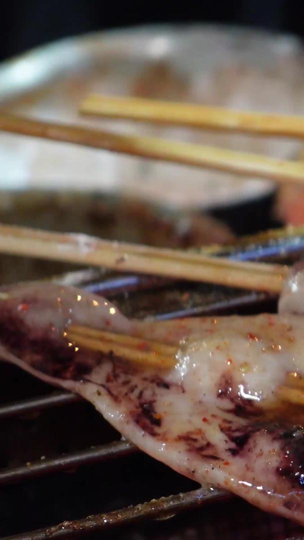 美食宵夜海鲜烧烤鱿鱼素材视频的预览图