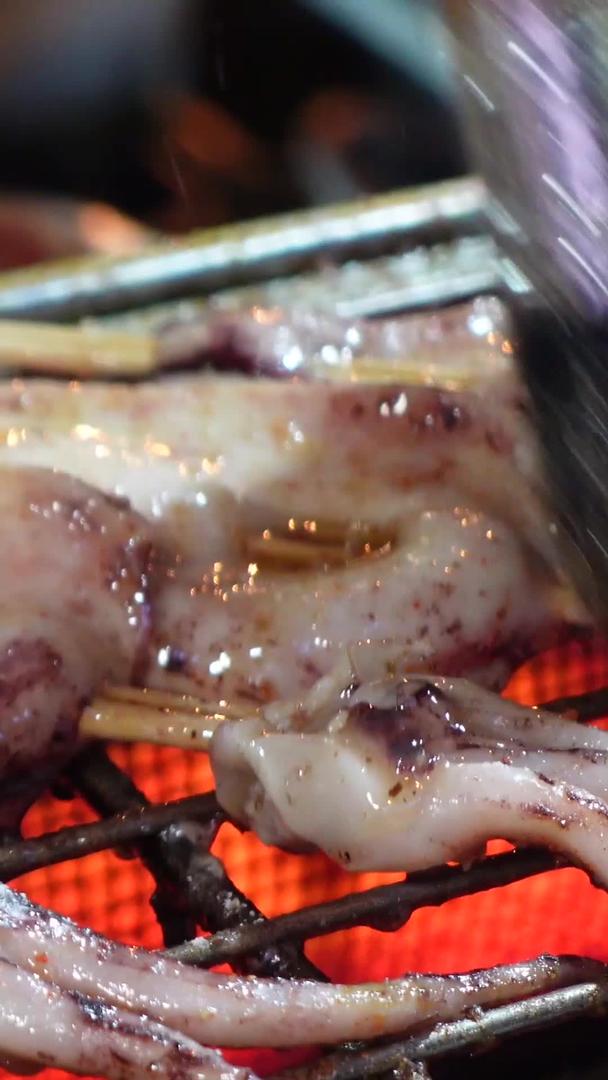 美食宵夜海鲜烧烤鱿鱼素材视频的预览图