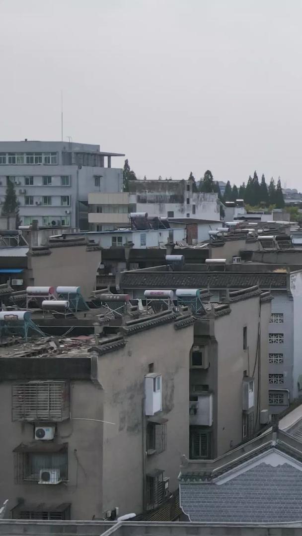 素材移动延时摄影襄阳古城街道视频的预览图