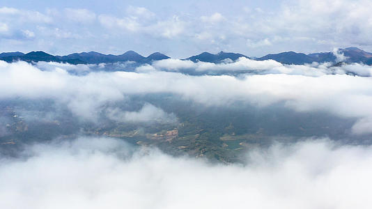 4K航拍云雾中的山脉合集视频的预览图