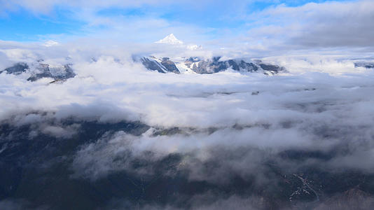 4K航拍梅里雪山云雾缭绕视频的预览图