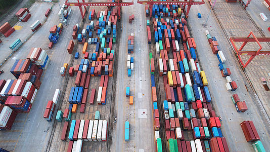 航拍城市物流码头港口堆满集装箱货物4k素材视频的预览图