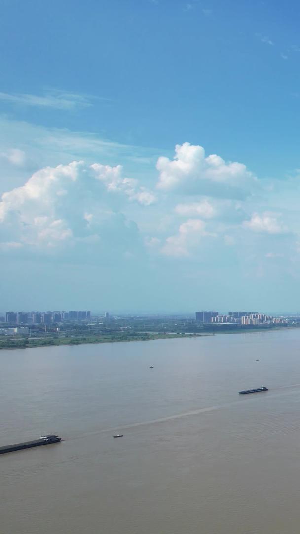 航拍城市蓝天白云晴天长江江景江滩公园绿化广场素材视频的预览图
