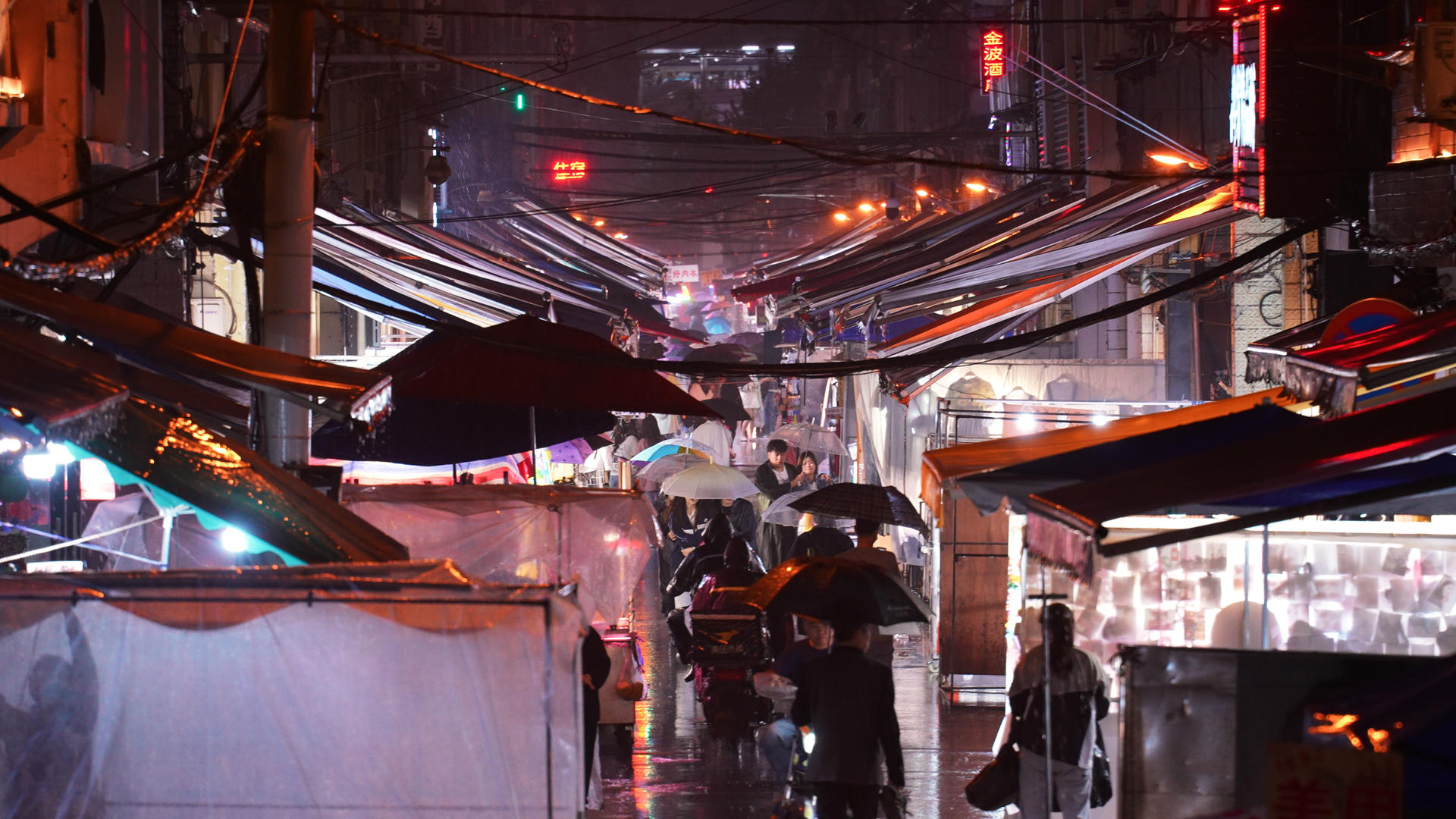 城市雨天夜晚逛街购物街景灯光人流4k素材视频的预览图